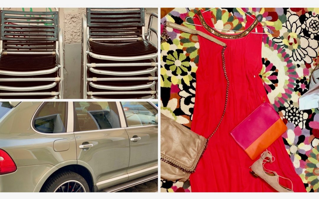 Rotes Kleid kombiniert mit Ttupefarbener Tasche und Schuhen, Auto in Taupe, mit Chrom, rotes Rücklicht, gestapelte Gartenstühle in schwarz mit Chrom