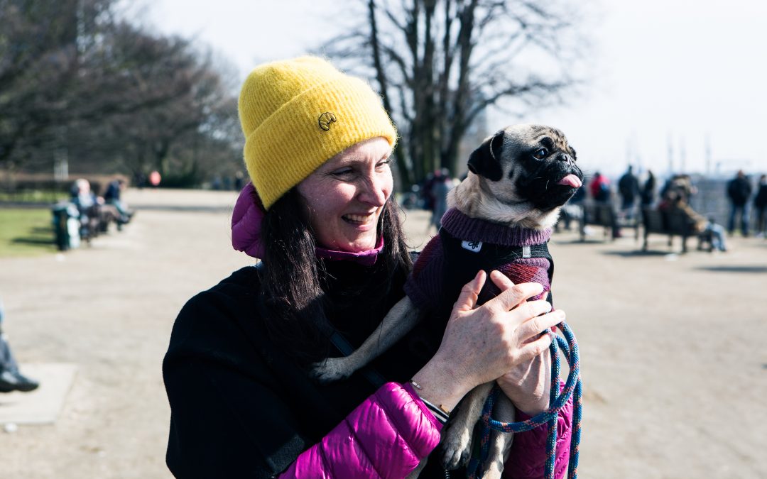 Hund und Herrchen – das gestylte Farbenduo