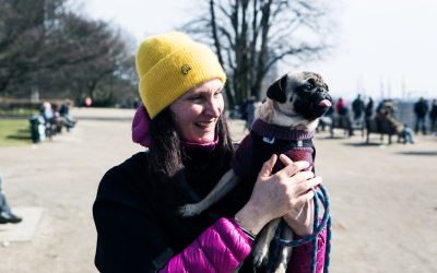 Hund und Herrchen – das gestylte Farbenduo