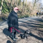 Hund und Herrchen - Pink verbunden